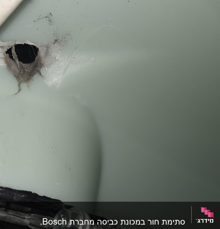 חוטים חשמליים ליד חור במשטח פלסטיק